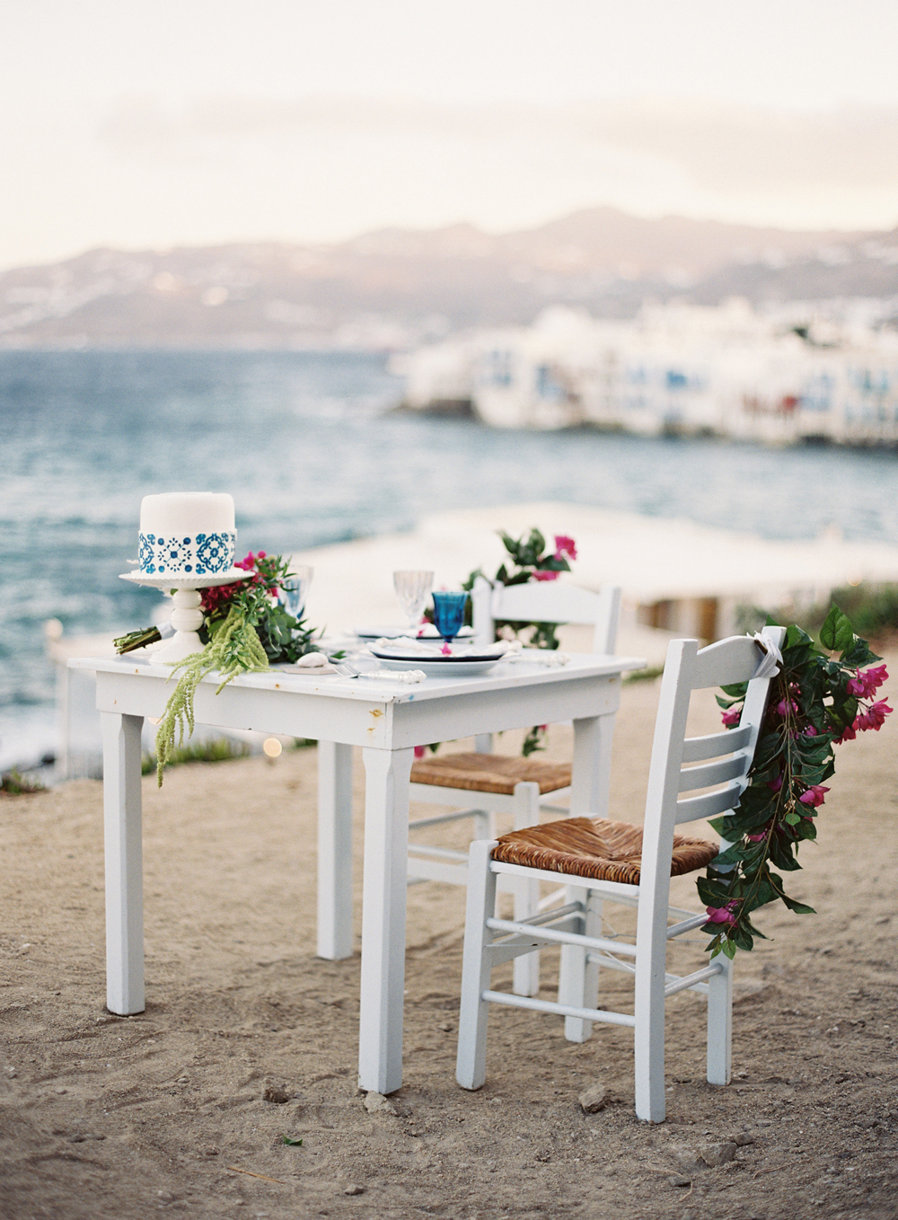 Mykonos wedding tablescape - Greek wedding photographers Les Anagnou - Greece wedding photographers