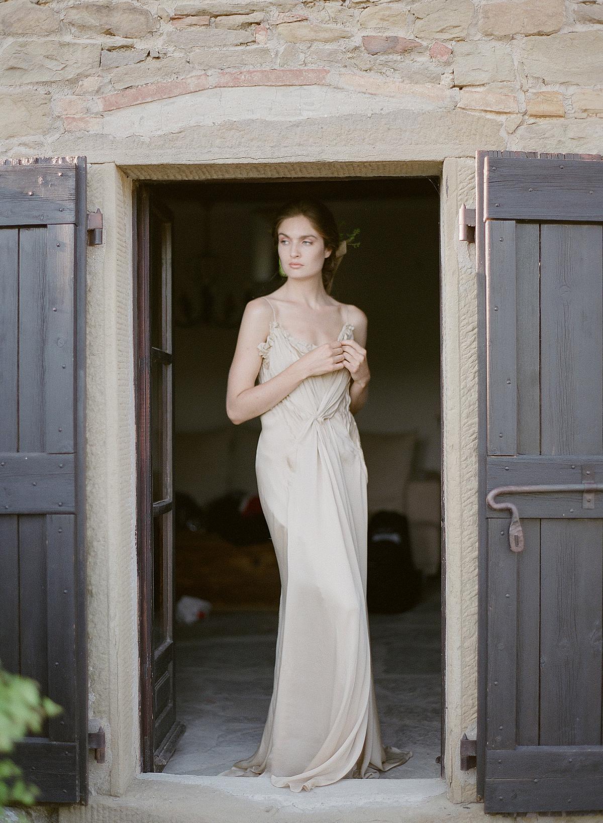 bride in front of villa montanare Tuscany