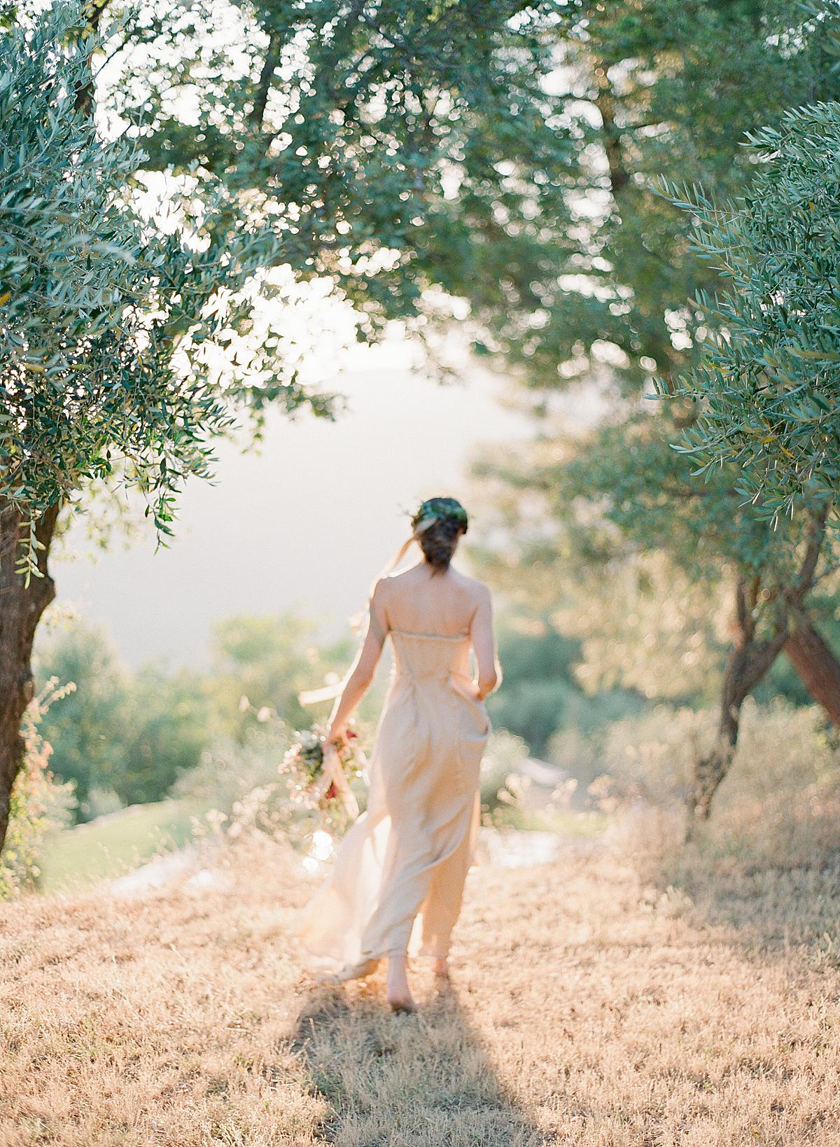 bride in amazing tuscany light at villa montanare