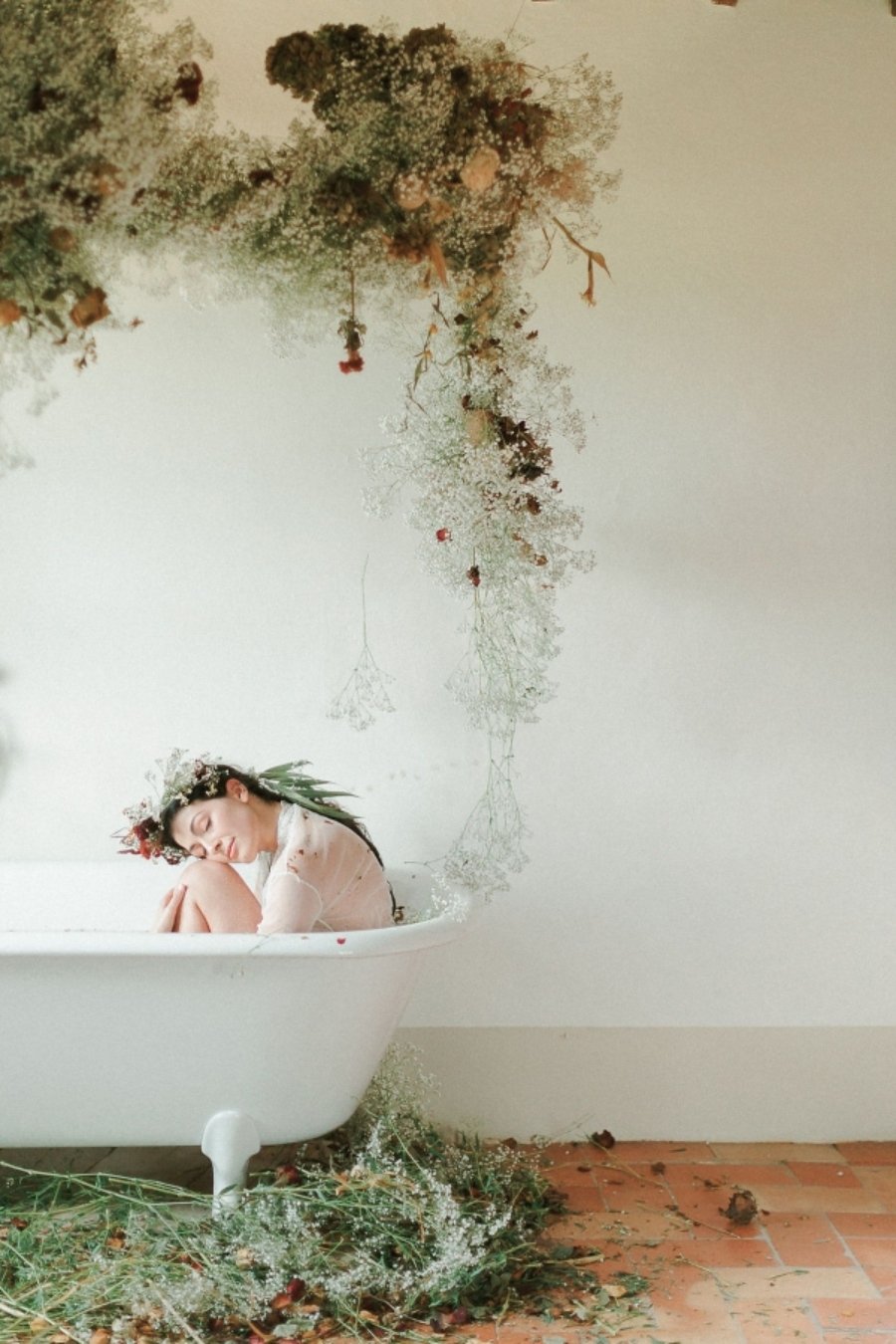 bridal boudoir session in locanda tuscany by les anagnou