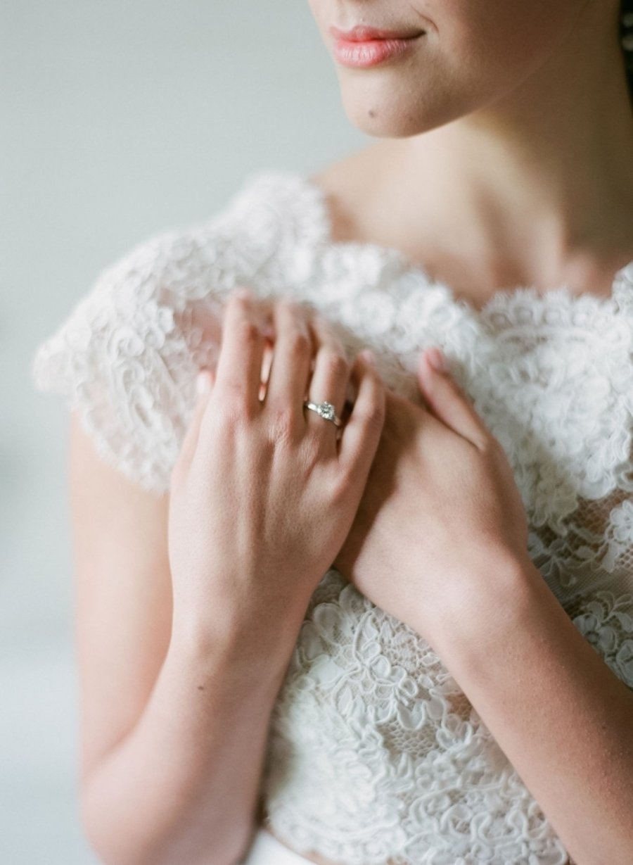 detail shot of wedding ring for a tuscany wedding editorial by les anagnou
