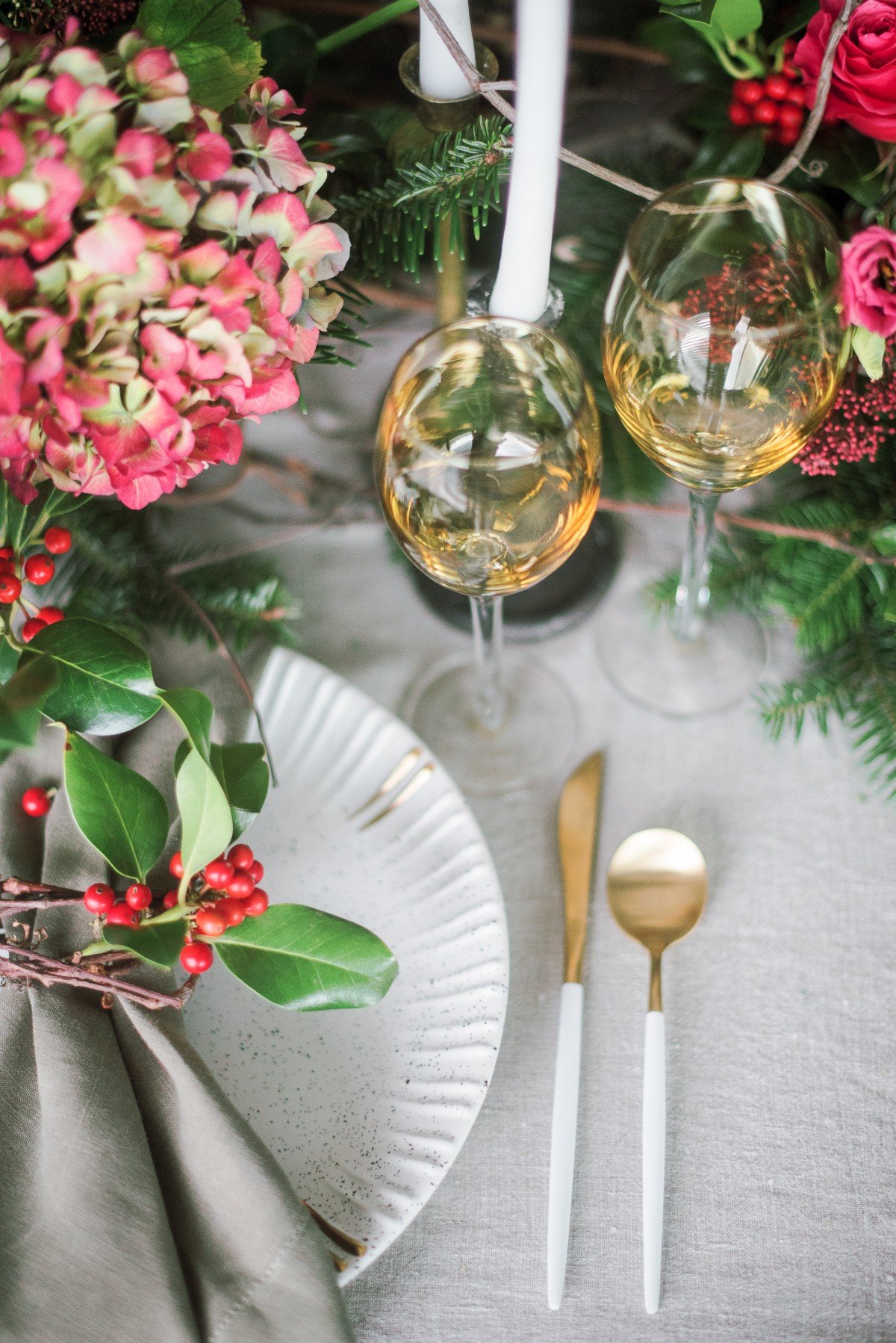 christmas wedding table setting by les anagnou photography