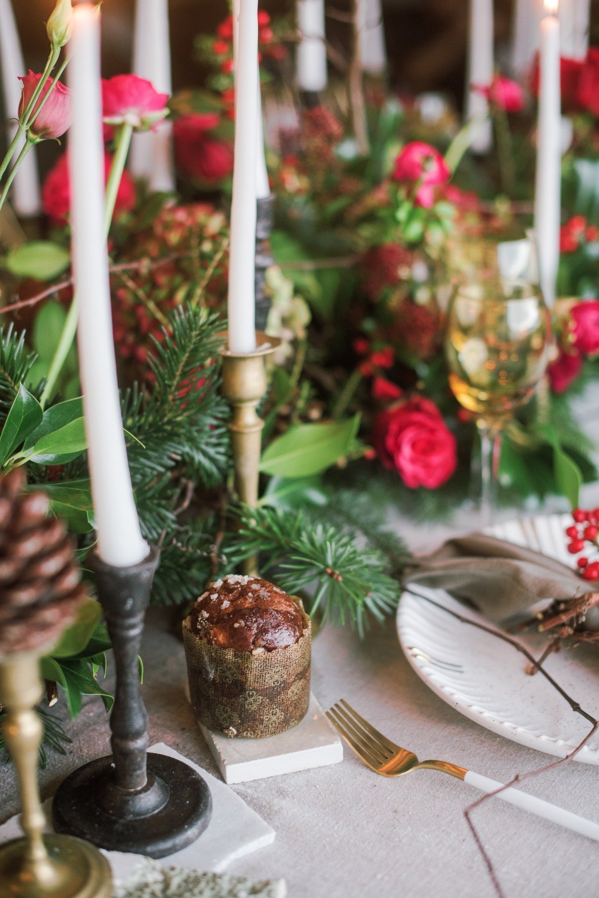 festive christmas table setting by les anagnou wedding photography