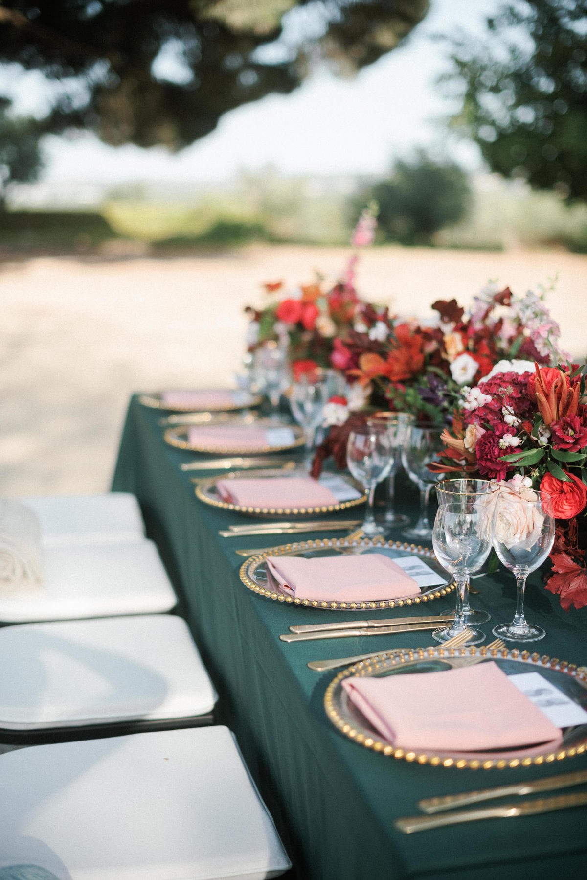 green and red table setting for a portugal wedding by les anagnou