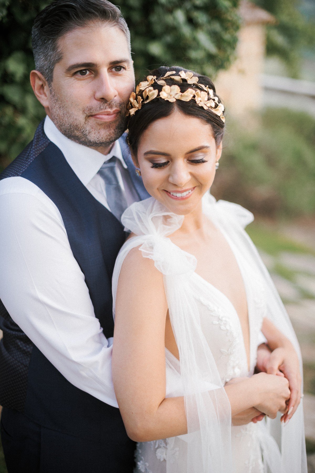 bride and groom hugging after their destination wedding in tuscany photographed by les anagnou