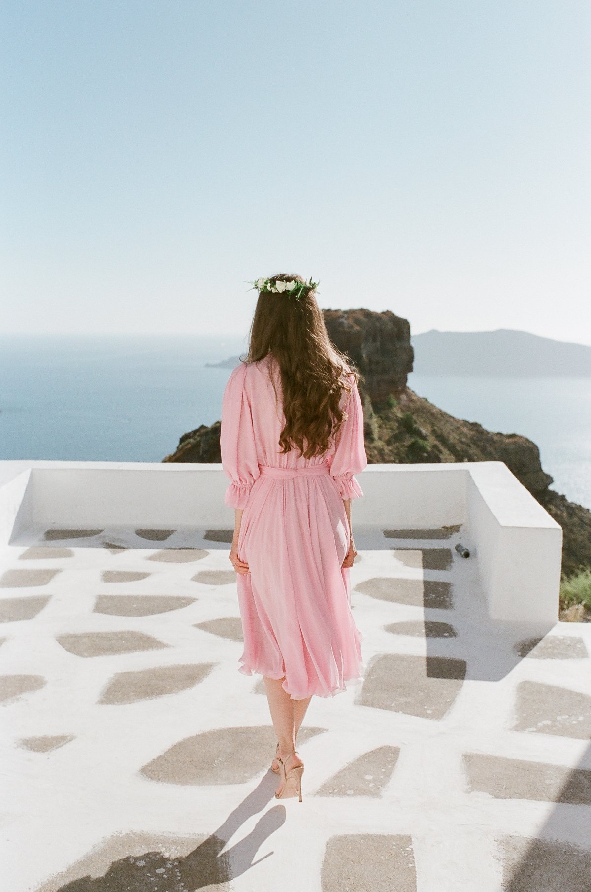 Everything You Need to Know About Engagement Photos - engagement in Santorini by les anagnou