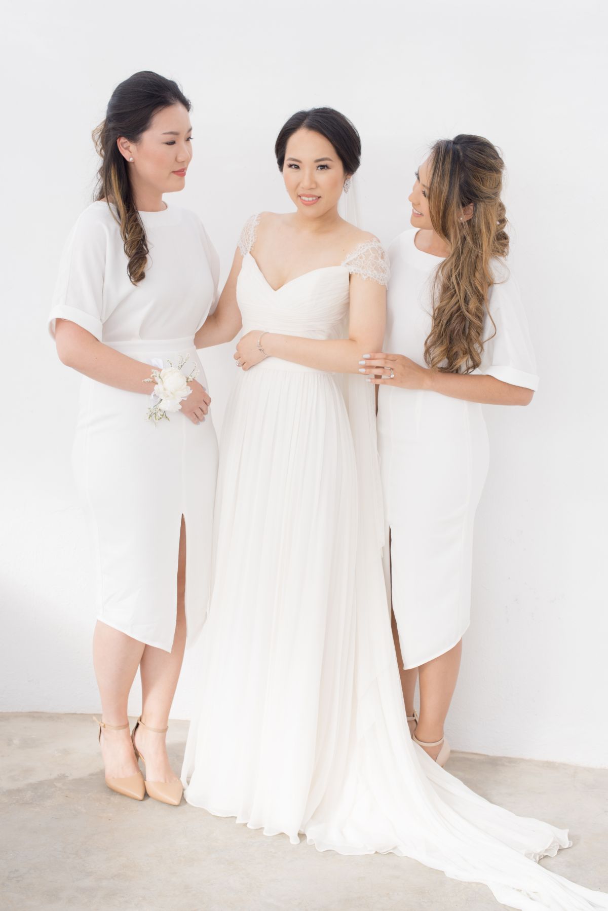 bridesmaids styling tips - wedding photographer greece - bride with her bridesmaids in white
